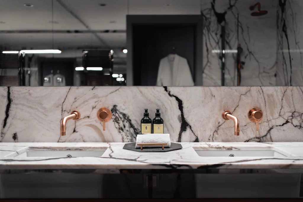 bugnatese-progetto-h15-luxury-palace-hotel Rubinetteria Bugnatese progetto H15 Luxury Palace Hotel Cracovia ambiente bagno, serie Kobuk in rame