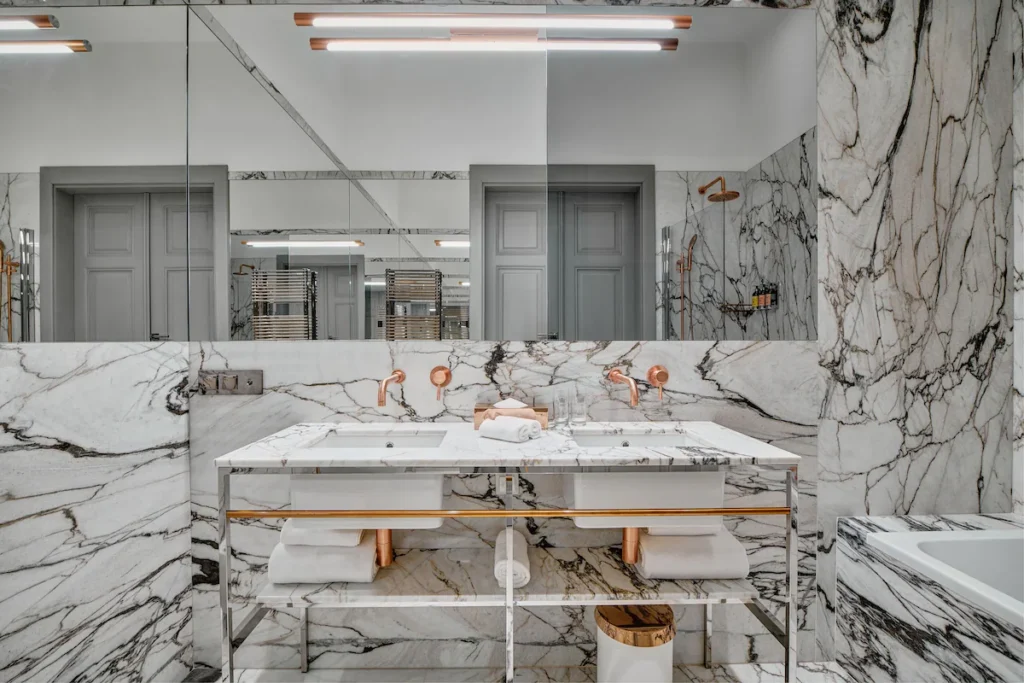bugnatese-progetto-h15-luxury-palace-hotel Rubinetteria Bugnatese progetto H15 Luxury Palace Hotel Cracovia ambiente bagno, serie Kobuk in rame