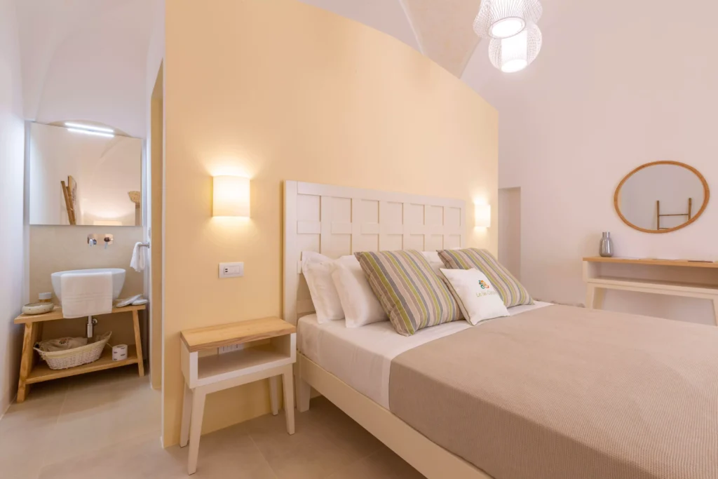 bugnatese-progetto-le-sei-conche Rubinetteria Bugnatese progetto Le Sei Conche vista stanza e lavabo, serie Kobuk