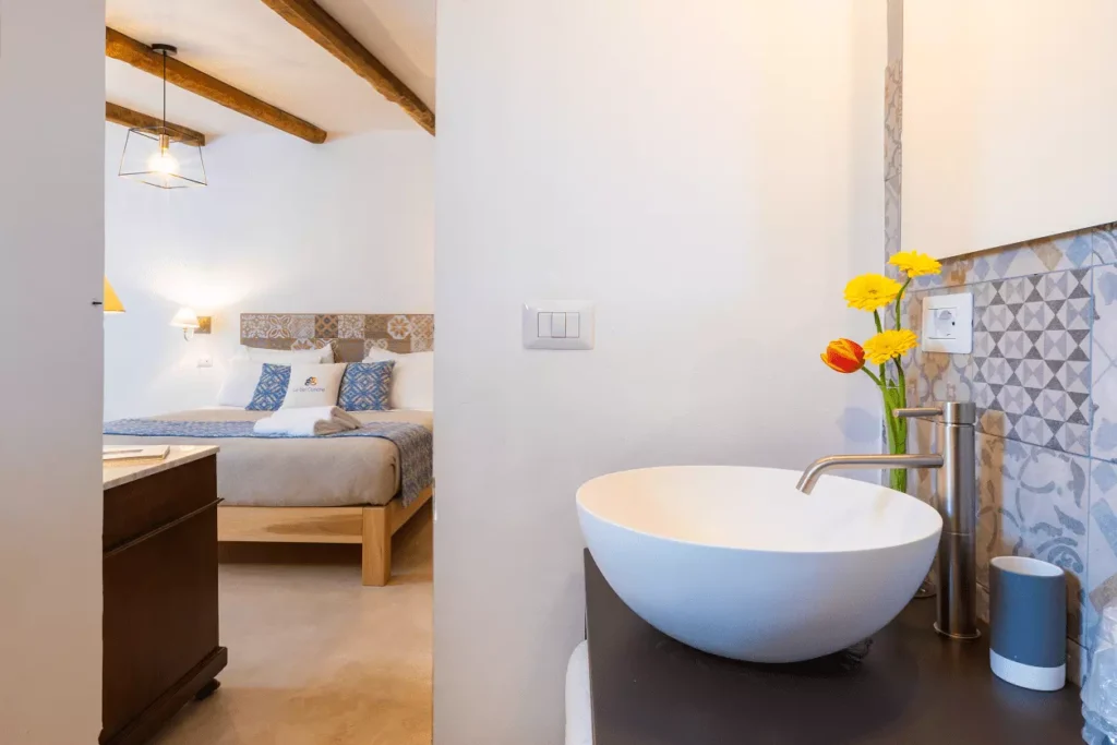 bugnatese-progetto-le-sei-conche Rubinetteria Bugnatese progetto Le Sei Conche vista stanza e lavabo, serie Kobuk